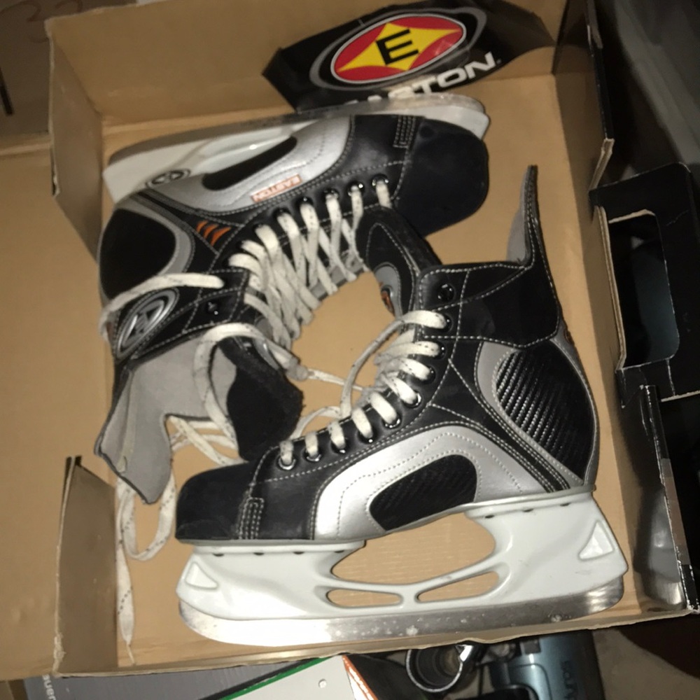 EASTON Boy's Sz 7 Ice Hockey Skates